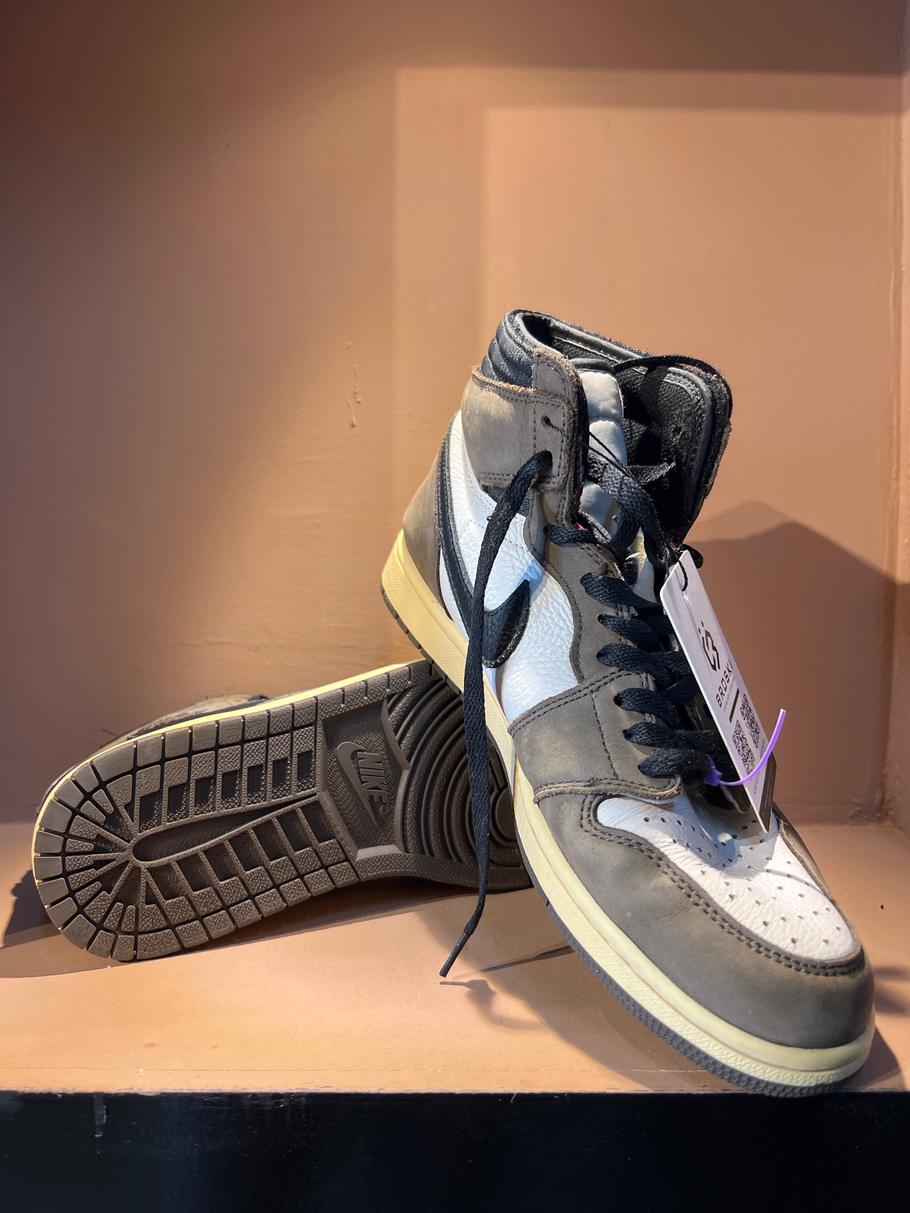 Air Jordan 1 Retro High OG x Travis Scott Mocha
