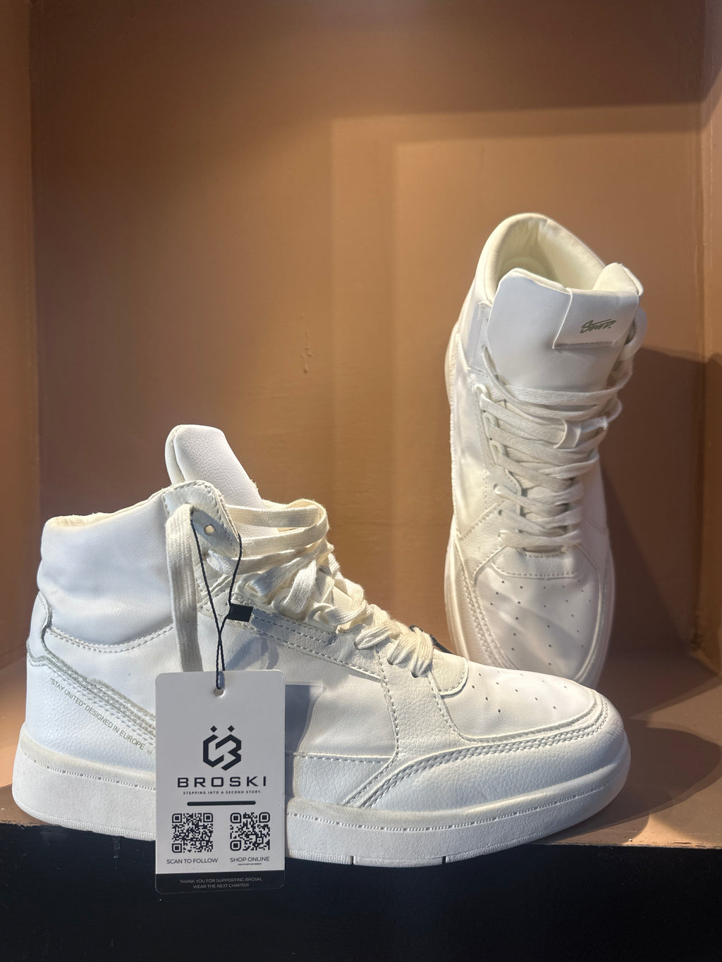 Pull&Bear white high-top sneakers