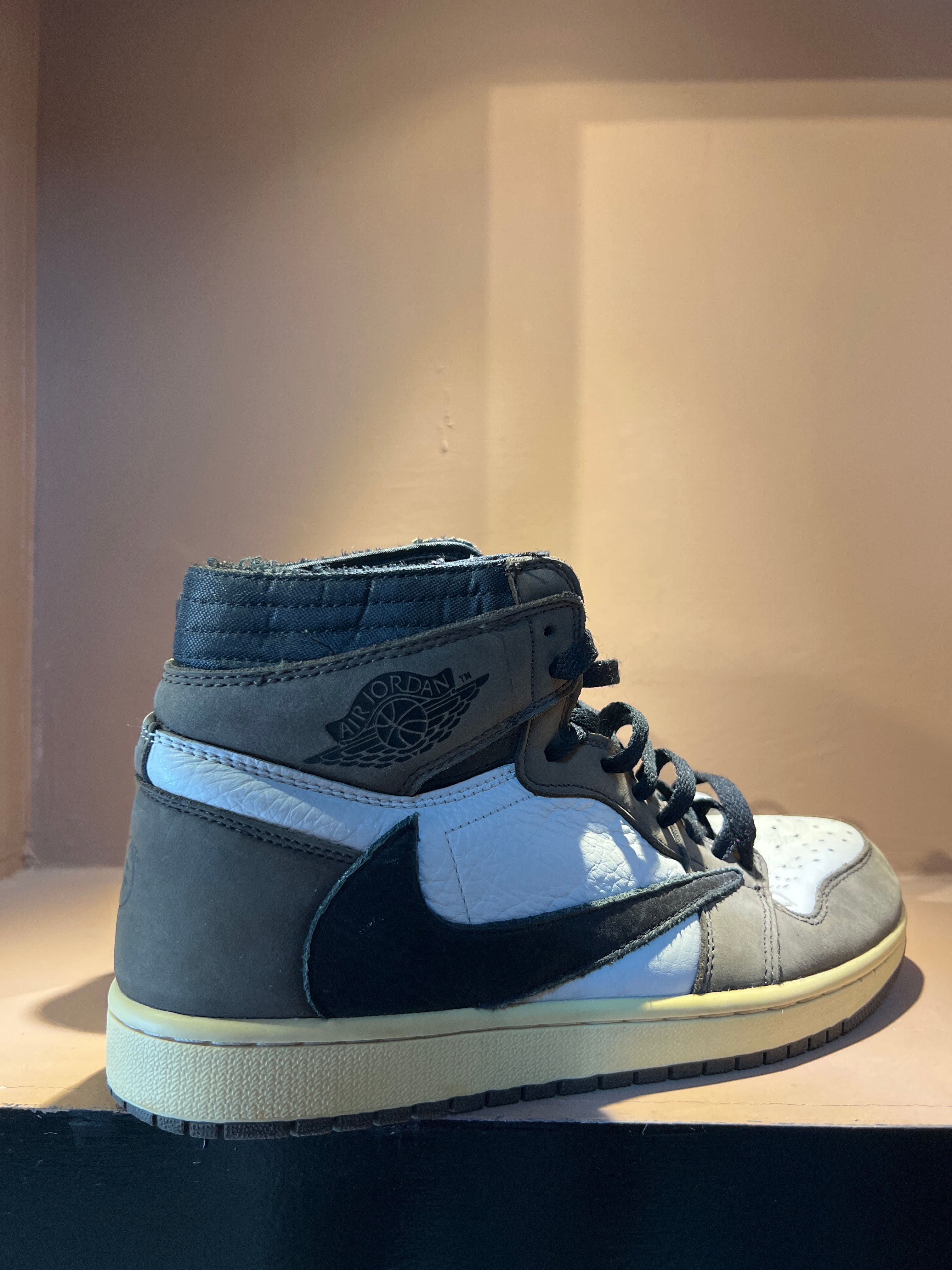 Air Jordan 1 Retro High OG x Travis Scott Mocha