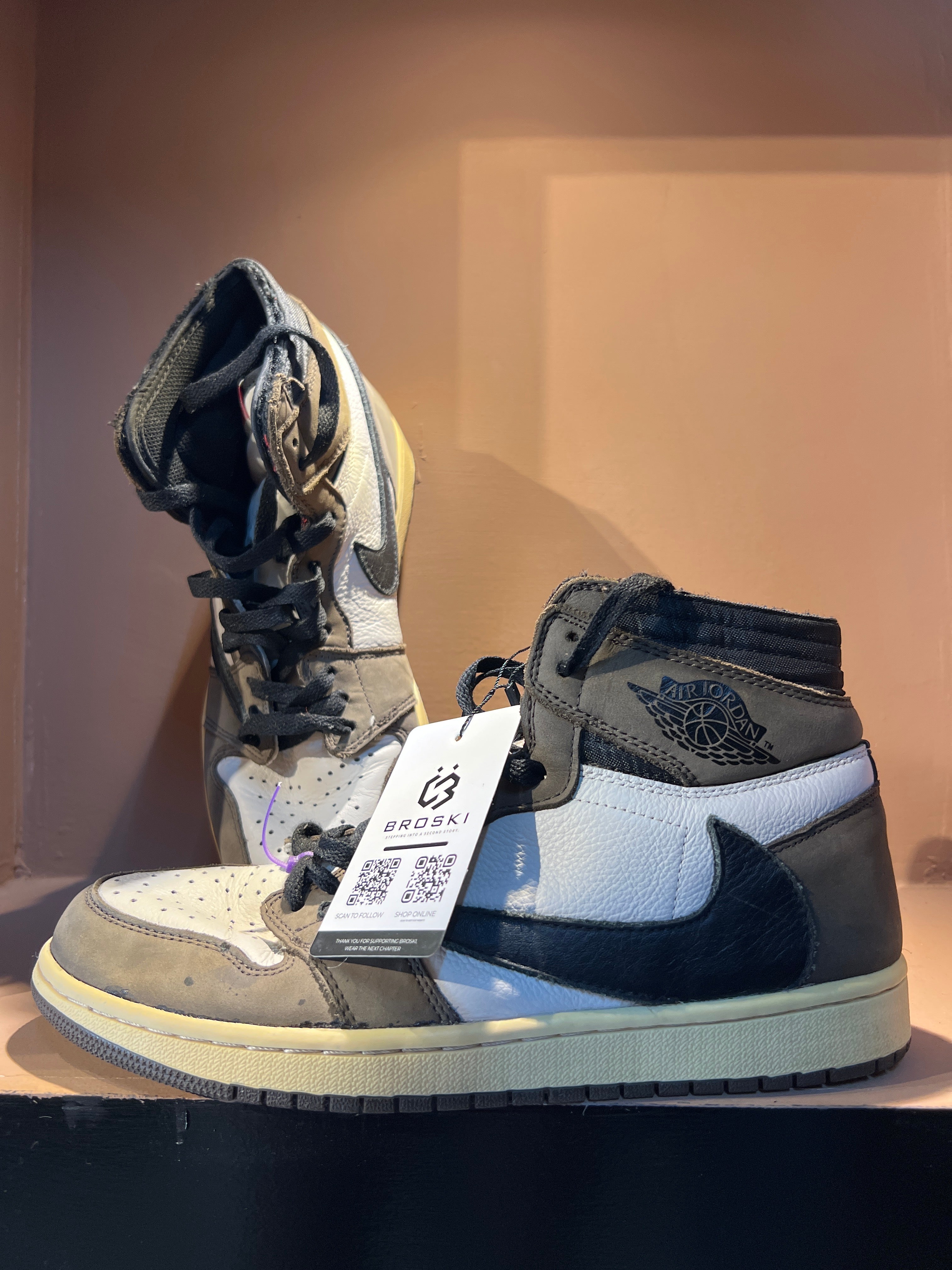 Air Jordan 1 Retro High OG x Travis Scott Mocha